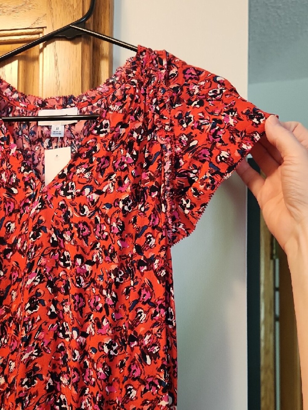 Evereve Red Floral Short-Sleeve V-Neck Blouse - Picture 5 of 7